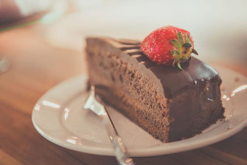 Tortendetail mit frischer Erdbeere