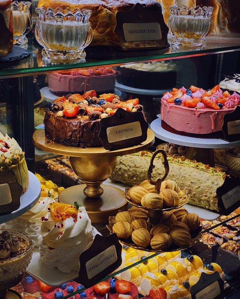 Patisserie-Vitrine mit Torten
