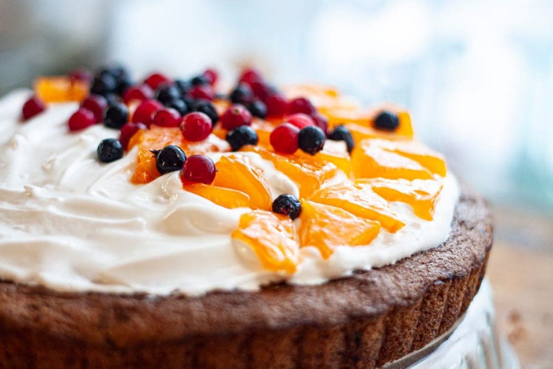 Torte des Monats: Sahne-Frucht-Torte mit Beeren und Aprikose