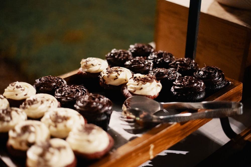 Cupcake-Buffet mit Schoko- und Vanille-Törtchen