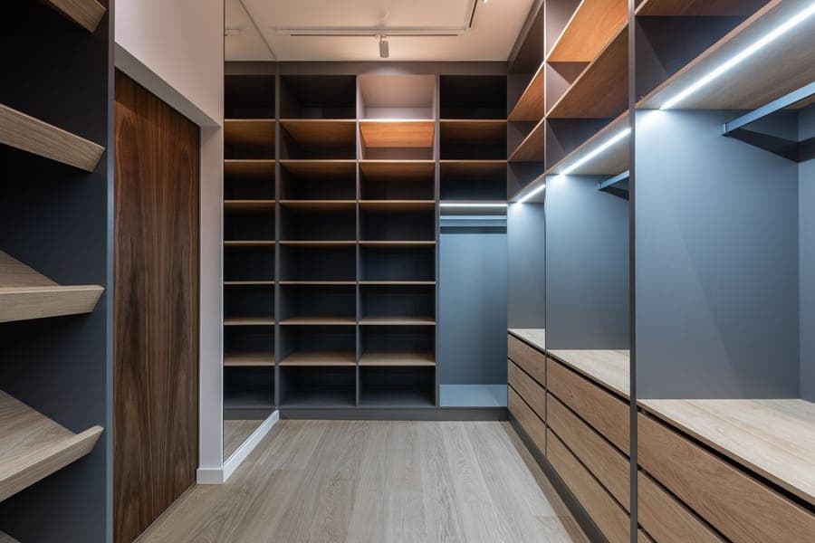 Begehbarer Einbauschrank aus Holz mit offenen Regalen