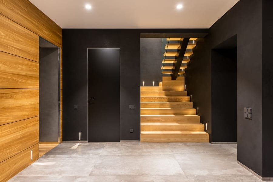 Moderne schwebende Holztreppe