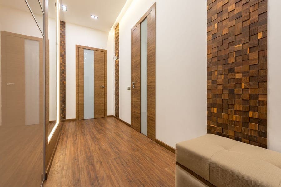 Moderner Flur mit Holztüren und Wandverkleidung